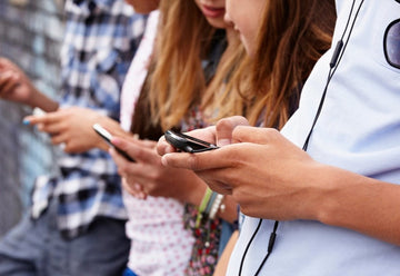 Parenting in the Digital Age: Why Simple Phones Are the Best Choice for Kids